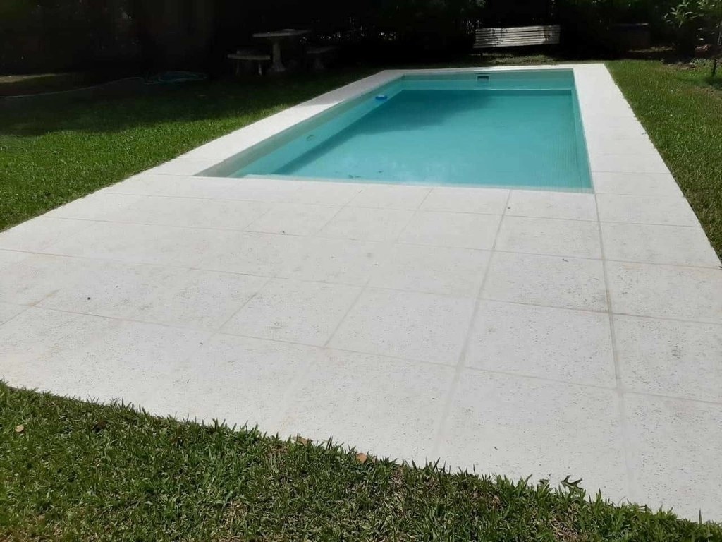 Terraza en tonos claros, fotografía de muestra