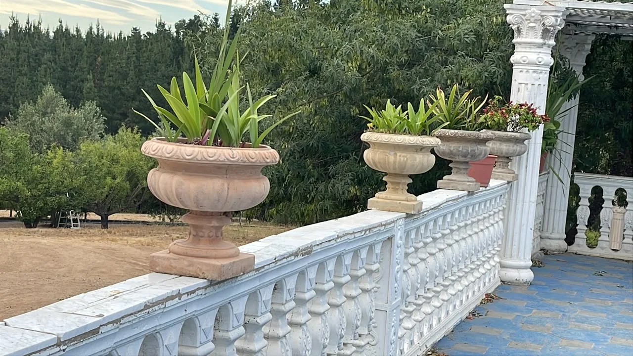Balaustres y pilares en terraza