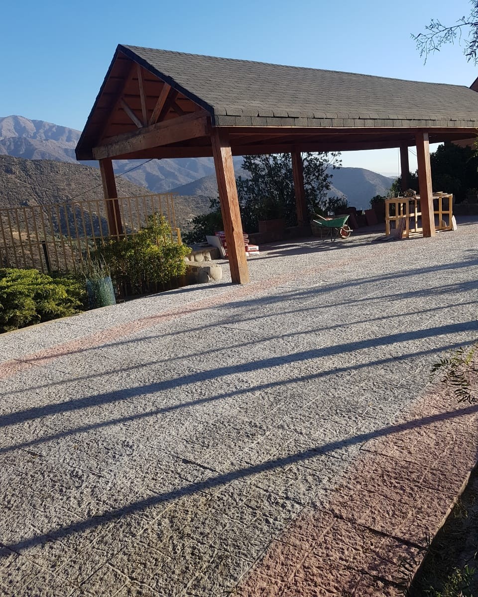 Terraza de losetas texturadas junto a un quincho